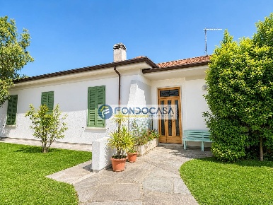 Foto Casa indipendente in Via Zeri, Carrara Marina di Carrara di 130 m²