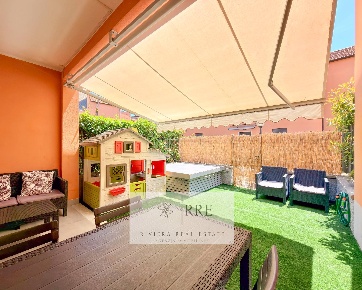 Foto Attico in zona Poeti, Loano Centro di 100 m² con 4 locali in vendita
