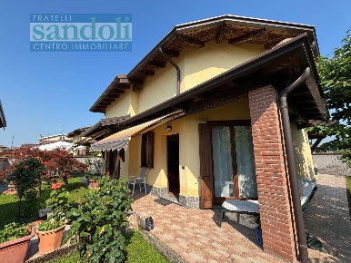 Foto Villa unifamiliare in Via Anadone, Casalvolone di 204 m² con 4 locali