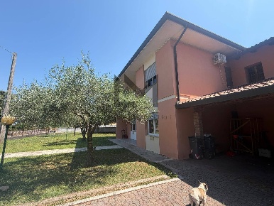 Foto Villa unifamiliare in via A. Boito 3, Paese di 285 m² con 7 locali