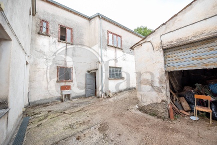 Foto Rustico in Via Limanti, Paterno Centro di 307 m² con 13 locali
