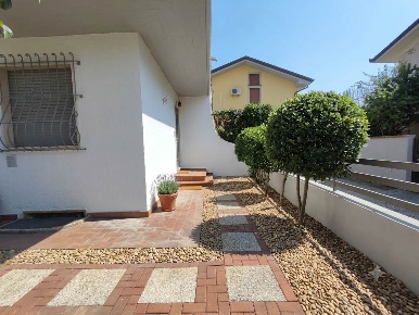 Foto Villa a schiera a Viareggio Torre del Lago di 110 m² con 6 locali