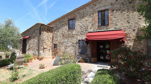 Foto Rustico a Radicofani Contignano di 702 m² con 13 locali in vendita