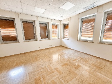 Foto Ufficio a Piacenza Centro Storico di 380 m² con 11 locali in vendita