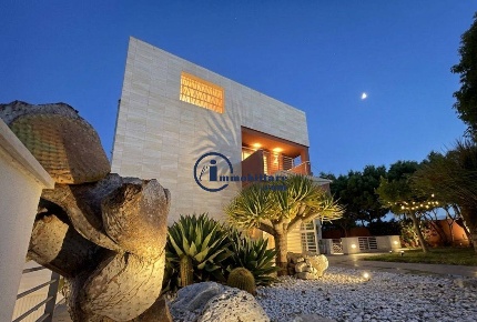 Foto Villa unifamiliare in via arcuti, Lecce Stadio di 493 m² con 9 locali