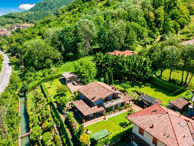 Foto Case semi ndipendenti in VIA FARA 22, Pradalunga di 330 m² in vendita