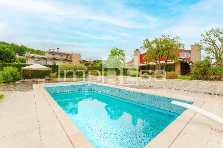 Foto Villa unifamiliare in Via Rorè, Refrontolo di 431 m² con 11 locali