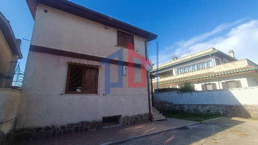 Foto Villa unifamiliare in Via Pinerolo, Ardea Nuova Florida di 180 m²