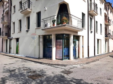 Foto Locale commerciale in Via 8-9 Maggio 1848 6, Cornuda Centro di 81 m²