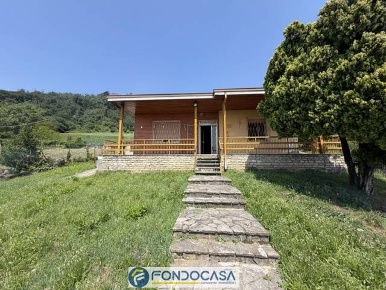 Foto Villa unifamiliare a Castelli Calepio Centro di 239 m² con 6 locali