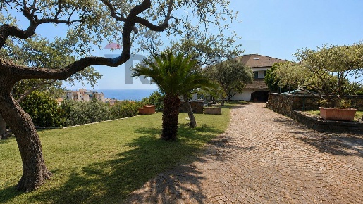 Foto Villa unifamiliare in VIA LIVIO CANALE 72, Varazze Centro di 550 m²