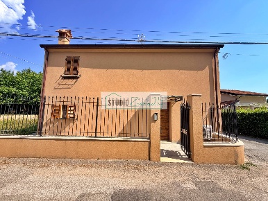 Foto Villa unifamiliare in via Arno, Pietrasanta di 210 m² con 8 locali