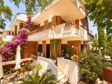 Foto Villa unifamiliare in Via Focilide, Roma Axa di 175 m² con 6 locali