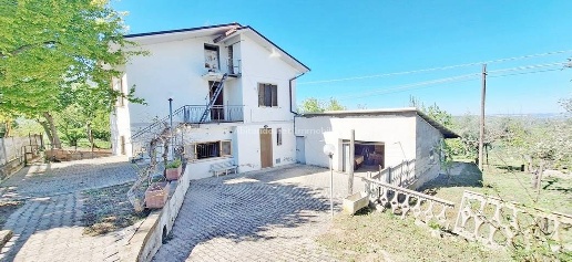Foto Casa indipendente a Montebello di Bertona di 225 m² con 12 locali