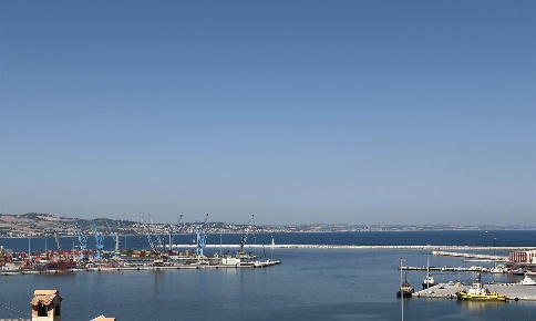 Foto Appartamento a Ancona di 294 m² con 4 locali in vendita