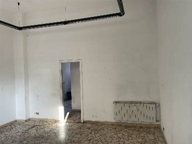 Foto Negozio in corso Fiume  48, Vercelli Centro di 40 m² con 2 locali