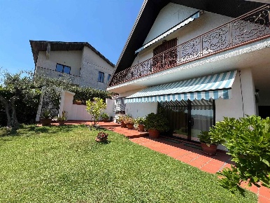 Foto Villa unifamiliare a Bolano Centro di 185 m² con 8 locali in vendita