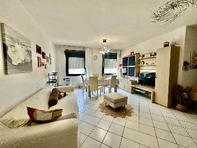 Foto Appartamento a Cecina Cecina Centro di 87 m² con 4 locali in vendita