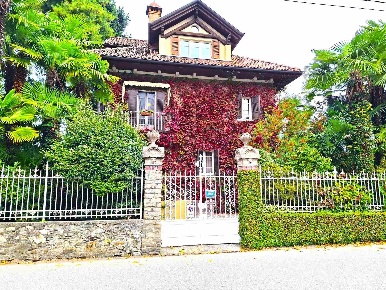 Foto Villa unifamiliare a Stresa Pallanza Lago di 200 m² con 10 locali