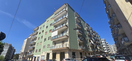 Foto Garage in VIA FULLONE, Martina Franca di 2000 m² con 1 locali