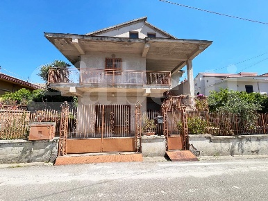 Foto Casa indipendente in Vittorio Bachelet, Pignataro Maggiore di 192 m²