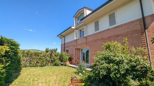 Foto Casa indipendente a Cerreto Guidi di 390 m² con 12 locali in vendita
