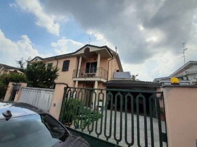 Foto Villa bifamiliare a Mortara Centro di 125 m² con 6 locali in vendita