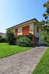 Foto Villa bifamiliare a Lucca Massa Pisana - Vicopelago di 250 m²