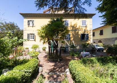 Foto Villa unifamiliare a Bucine Centro di 400 m² con 15 locali in vendita