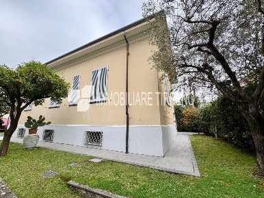Foto Villa unifamiliare a Massa Centro di 252 m² con 5 locali in vendita