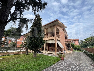 Foto Villa bifamiliare in Viale della Repubblica 178, Marino di 331 m²