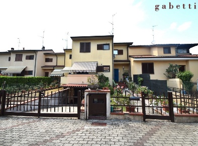 Foto Villa a schiera in Via Carlo Maronati 17, Magenta Centro di 162 m²