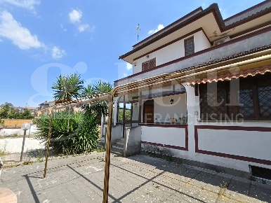 Foto Villa bifamiliare in Via Fucini 10, Anzio Stazione Lavinio di 215 m²
