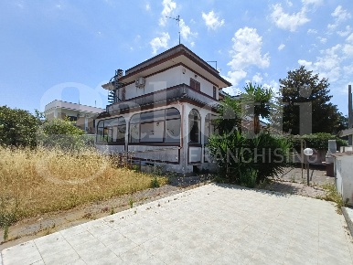 Foto Villa bifamiliare in Via Fucini 10, Anzio Stazione Lavinio di 215 m²