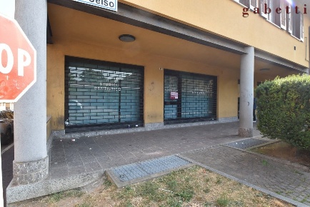 Foto Negozio in Via nazaro e celso 12, Vittuone di 120 m² in vendita