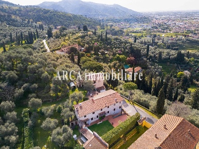 Foto Villa unifamiliare a Pietrasanta di 290 m² con 10 locali in vendita