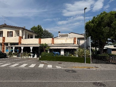 Foto Attività commerciale a Sirmione Centro di 110 m² con 2 locali