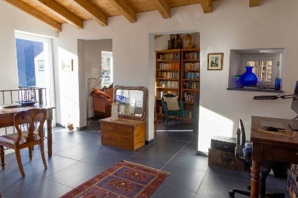Foto Rustico in Via Schenardii 8, Rezzo Centro di 206 m² con 7 locali