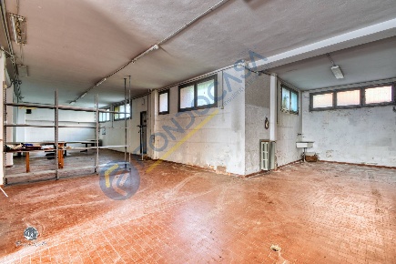 Foto Magazzino in via Udine 10/12, Senago di 131 m² con 1 locali in vendita