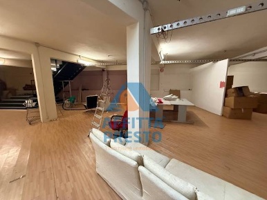 Foto Magazzino a Vinci di 350 m² con 2 locali in affitto