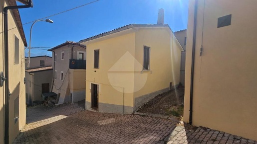Foto Casa indipendente in PER VALLESINDOLA, L'Aquila Bagno - Monticchio