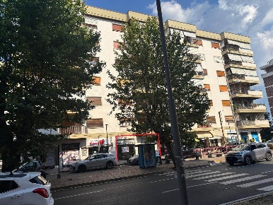 Foto Negozio a Rende Roges di 100 m² con 4 locali in affitto