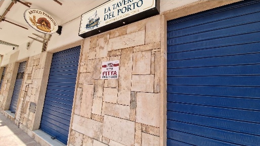 Foto Negozio in VIA VITTORIO EMANUELE, Mondragone di 90 m² con 3 locali