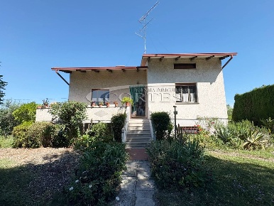 Foto Villa unifamiliare a Mondolfo di 180 m² con 5 locali in vendita