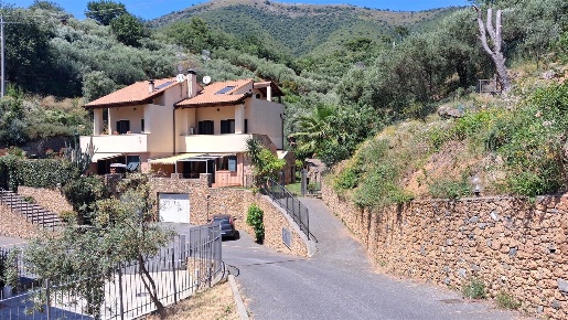 Foto Villa unifamiliare in Via Raboa, Cisano sul Neva di 150 m² in vendita