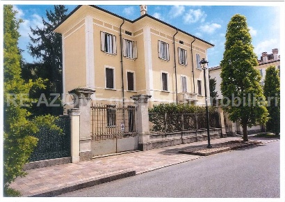 Foto Appartamento in Via Gioppi, Mantova Centro di 102 m² con 3 locali