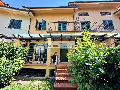 Foto Villa a schiera in via Turati, Pietrasanta di 150 m² con 5 locali