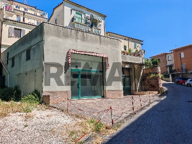 Foto Negozio in VIA IGINO SIMBOLI 2, Recanati Centro di 139 m² in vendita