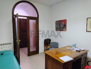 Foto Ufficio in VIA AURELIO SAFFI 1, Fabriano Centro di 66 m² con 5 locali