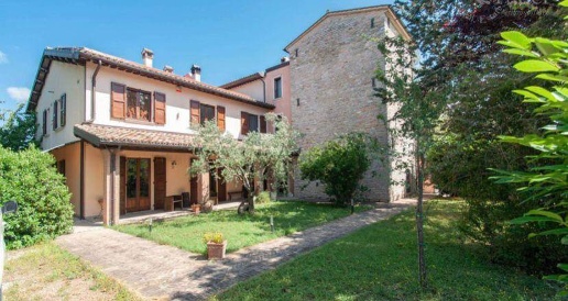 Foto Rustico in via Molina, Nocera Umbra di 266 m² con 10 locali in vendita